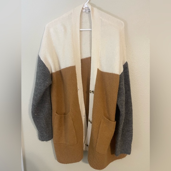 Madewell Allston Double-Button Cardigan
Sweater in Colorblock - Picture 4 of 7